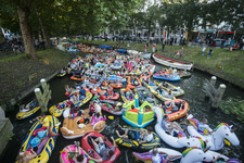 910638 Afbeelding van deelnemers aan de Rubberboot Missie 2016 in de Stadsbuitengracht ter hoogte van de Weerdsingel ...